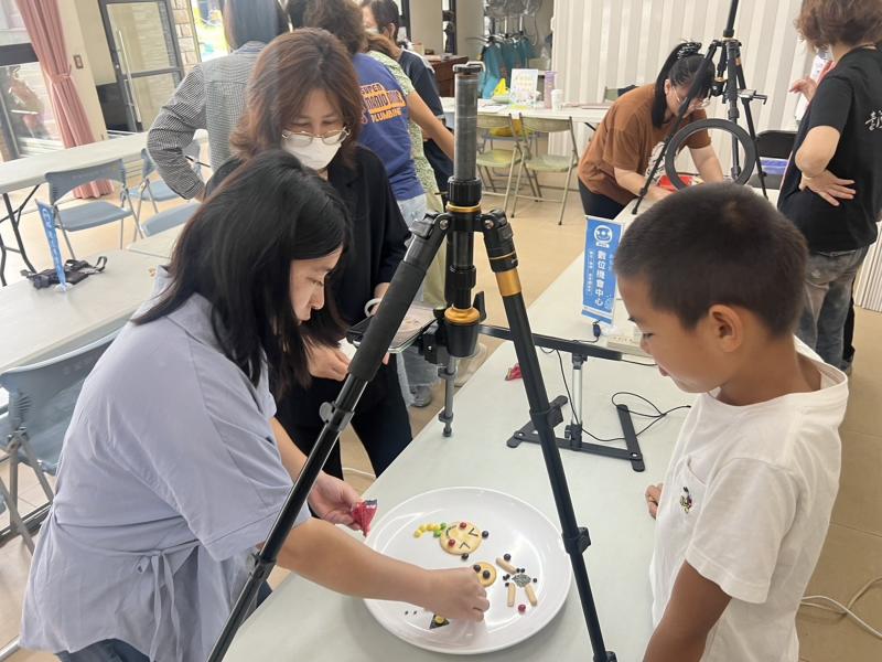 認真的擺拍餅乾中