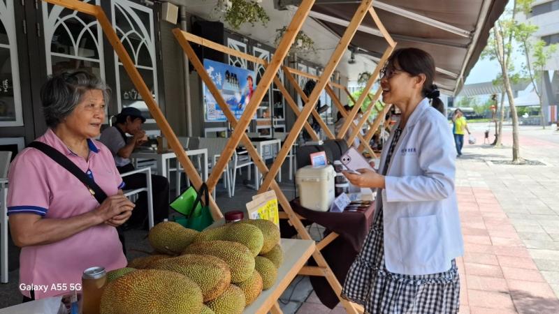  潮州DOC 潮州水果阿嬤 榴槤蜜果乾 集結屏東潮州鎮在地特色產物，潮州水果奶奶阿英榴槤蜜果乾  活動主題：屏AI職人新視界  活動日期：113年7月29日 (星期一)  活動時間：上午8:30~9:00報到 9:00開始至中午12:30