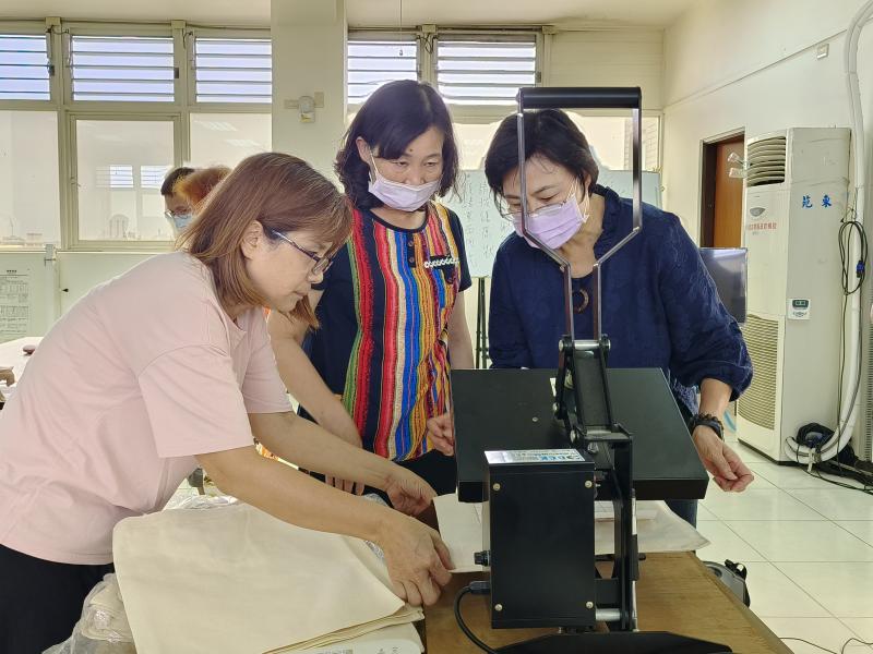 圖像利用轉印機列印至帆布袋