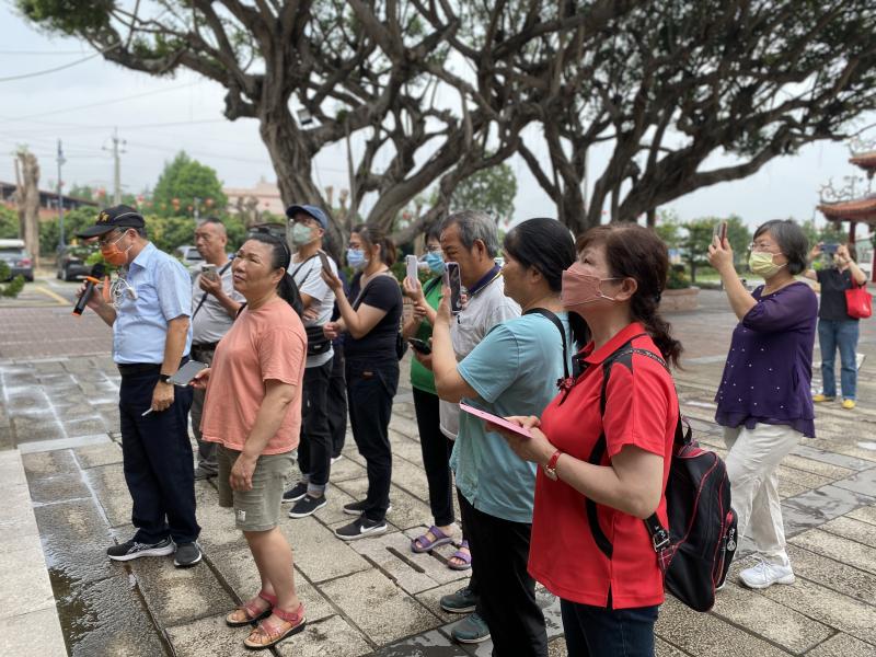 學員與講師們實地踏查寶藏寺並仔細聆聽寶藏寺古蹟與傳統廟宇藝術特色