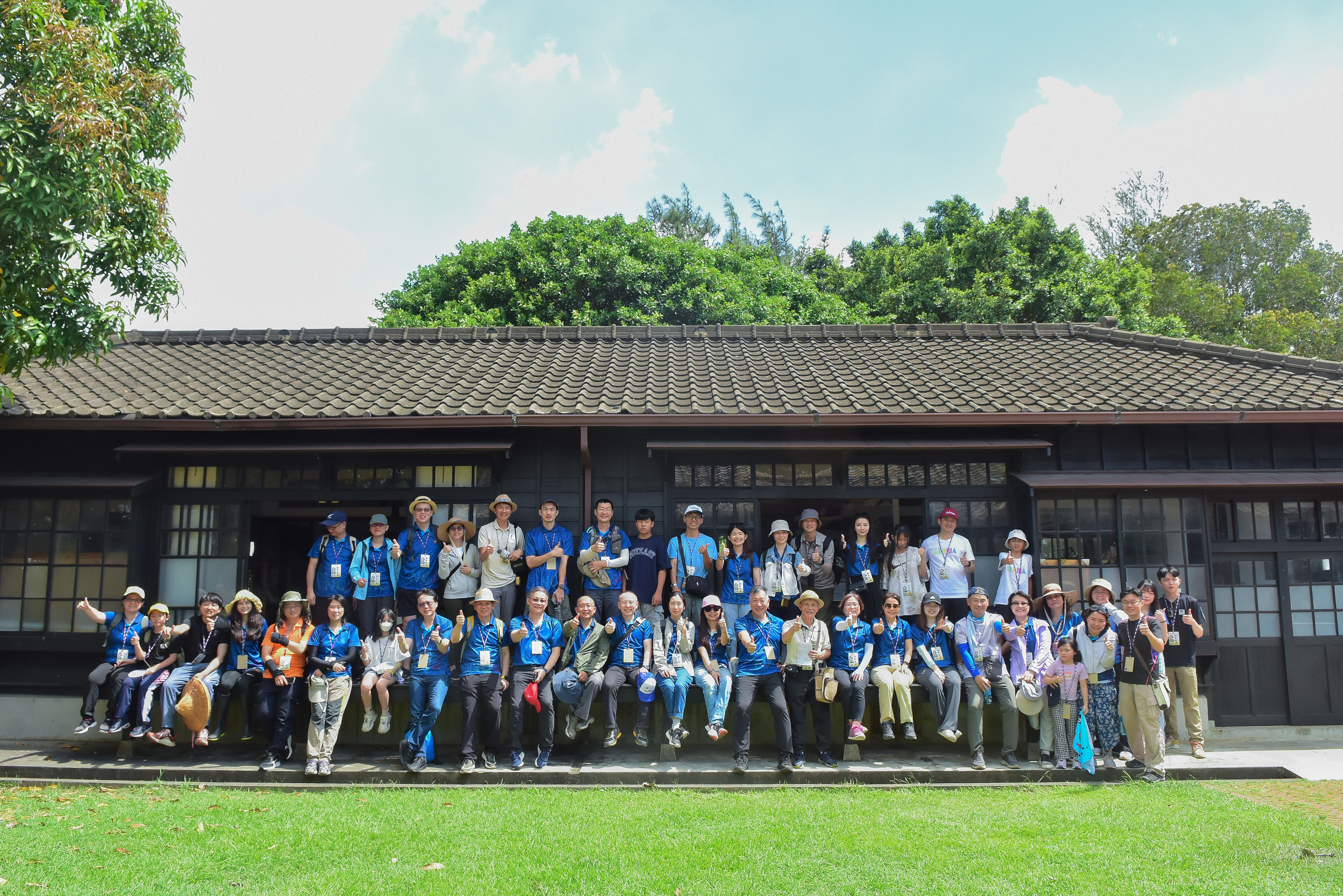 大地志工們在山腳社區《山腳國小日治後期宿宿群》大合照