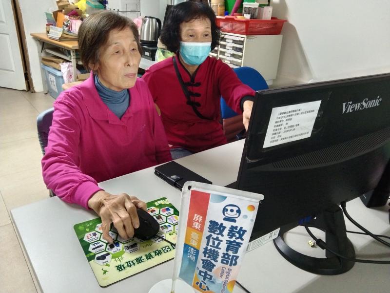 和好朋友嬌娥互相討論如何將圖片修圖好