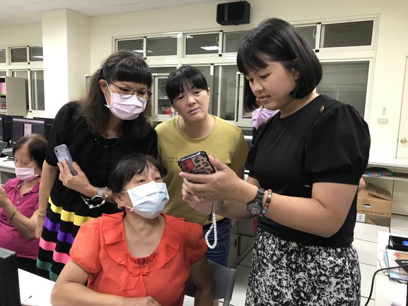 老師指導學員如何劃製圖像