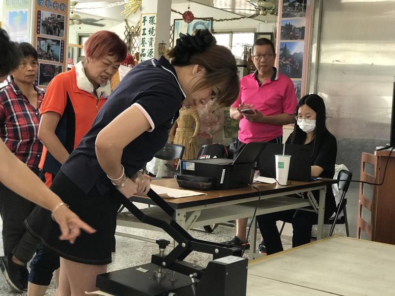 用力壓著熱轉印機列印