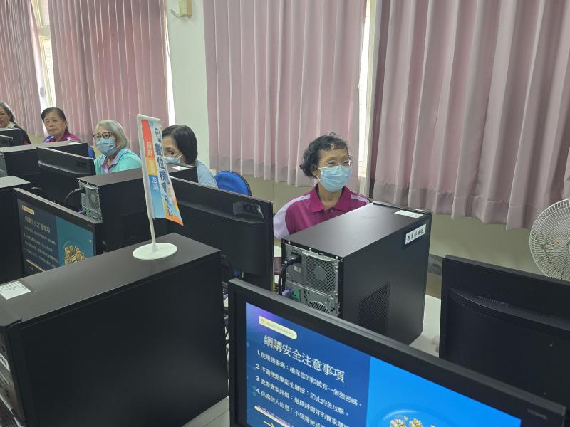 務農後有空閒，因參與社區活動走進枋山DOC，意外展開精彩的學習生活。