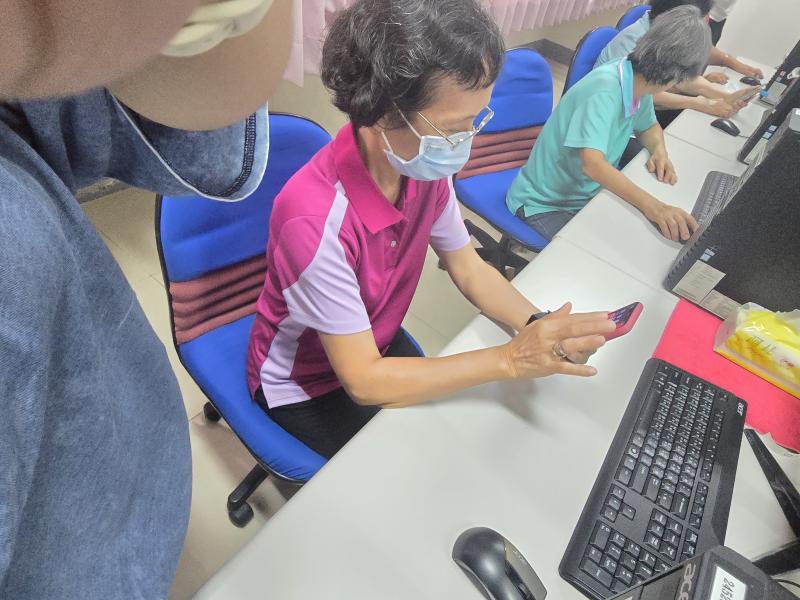 在枋山DOC學習攝影與AI課程，充實生活，開拓視野，展現偏鄉新活力。