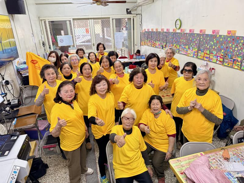 AI數位魔法課程大家穿著成品超級開心