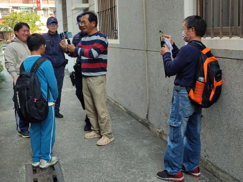 學員實際操作學習攝影課程