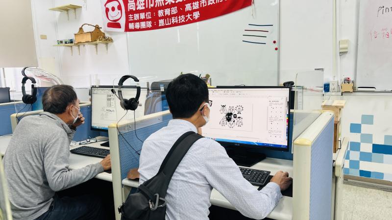 回到電腦教室進行圖樣設計、鐳雕噴圖，完成獨一無二的個人創作