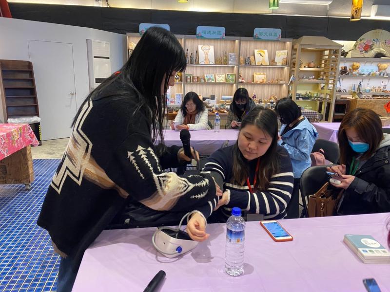 這次在年度第一次的工作會議中，我們特別進行行動諮詢服務櫃台示範教學，讓北桃金的DOC的夥伴們，學習了解如何透過設備，和民眾增加互動性。像是在推動數位保健諮詢服務時，我們希望可以讓民眾實際體驗數位血壓機，並在量完後，帶民眾一步步登入健保快易通，讓長輩們不只會量，更能自己看懂數值、查報告，成為自己健康的第一守門員。同時，我們也鼓勵大家結合AI科技，打造互動式體驗，因此也特別趁這一次工作會議，教DOC執行秘書使用AI APP 「Noodle」快速設計個人動畫，透過這樣的方式不只能拉近與民眾互動性，還可以用有趣的方式，更快速地認識AI。