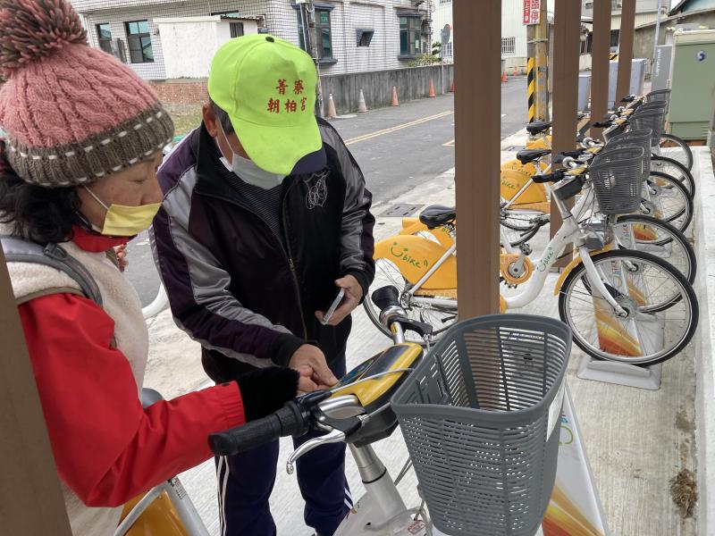 同學們開心地利用行動支付租到腳踏車