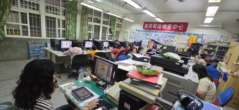 學員努力完成自己的貼圖做聘。