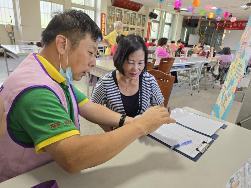 老師詳細介答我手機遇到的問題。