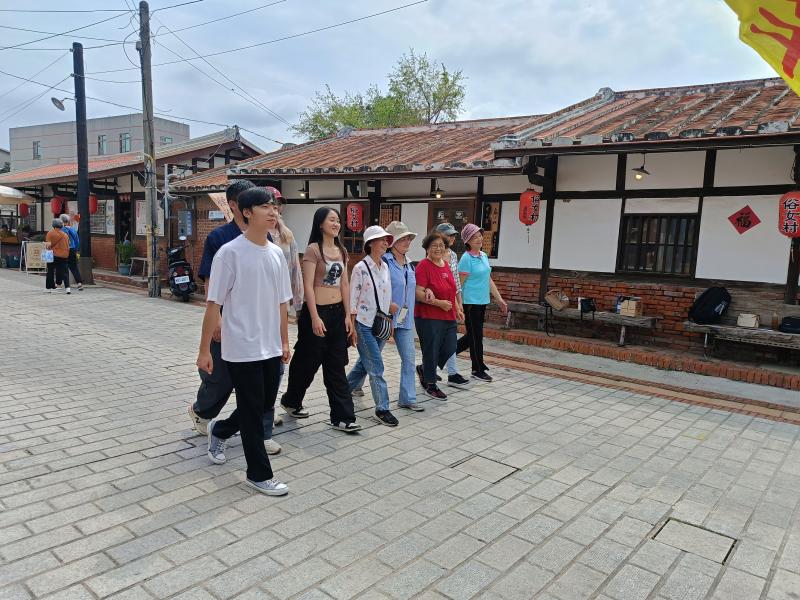 學員們老街起步走