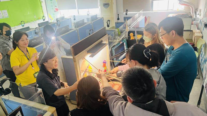 每位同學手拿自己的影影偶作品,集體拍成大合照