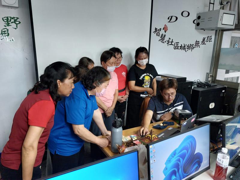 在居廣居的手鼓同儕介紹，我接觸六甲DOC