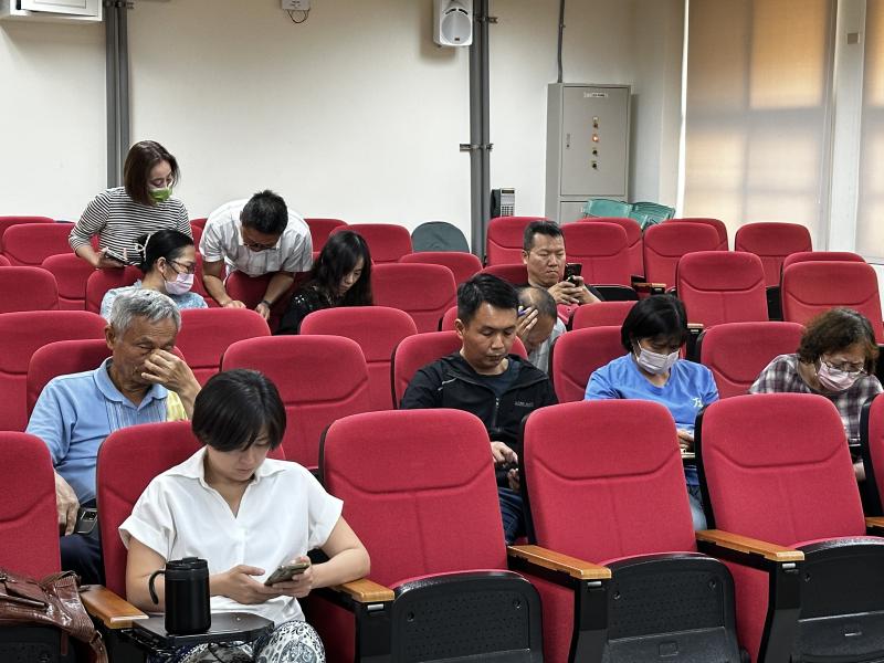 認真學習的身影