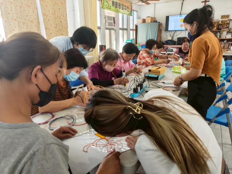 3D列印筆成為橋樑,連結起長輩的記憶、照顧者的心意