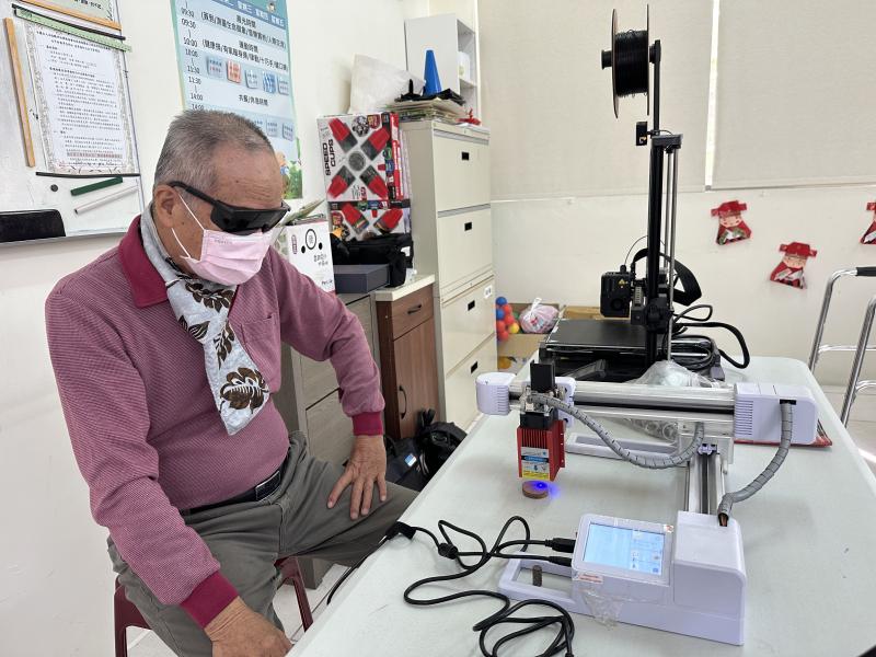 學員操作電雕機-2