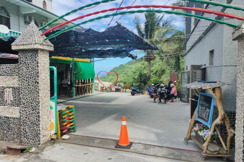 VUVU一邊享用溫心咖啡館的特色美食