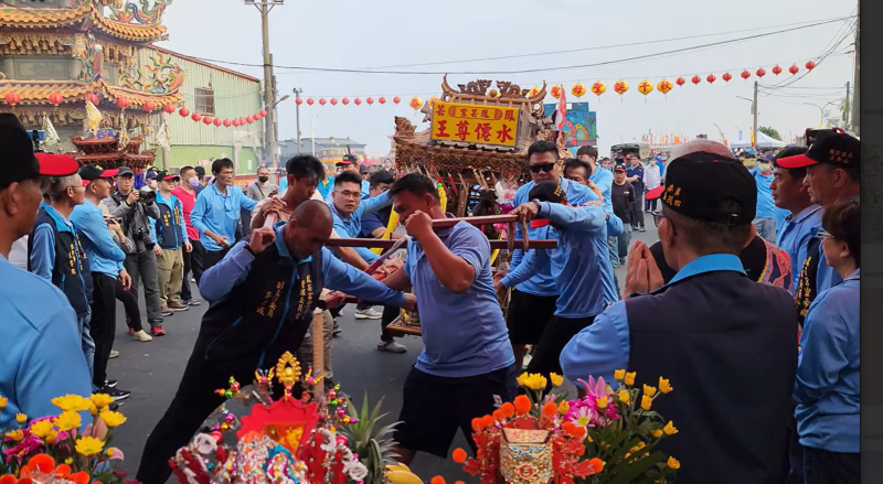 隨著鑼鼓喧天、香煙裊裊，簇擁下觀水僊王神轎。