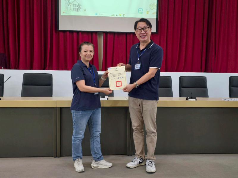 參與者不僅學習新知，也體驗到終身學習的樂趣，並受頒獎狀。