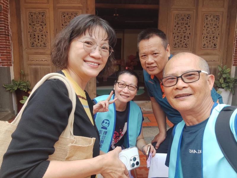 轉換場地錄製podcast學員們在進士第前合照留念