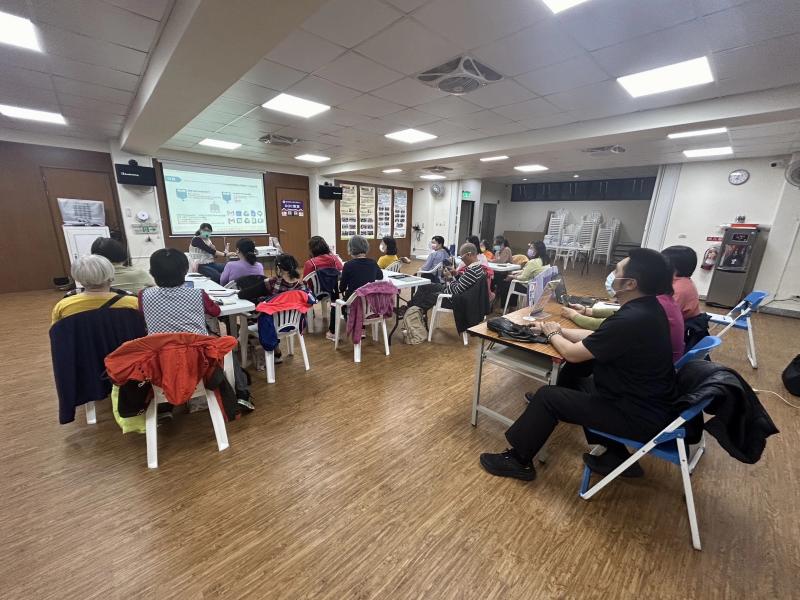 講師說明使用Gmail來收發郵件,並掌握了基本的設定技巧。