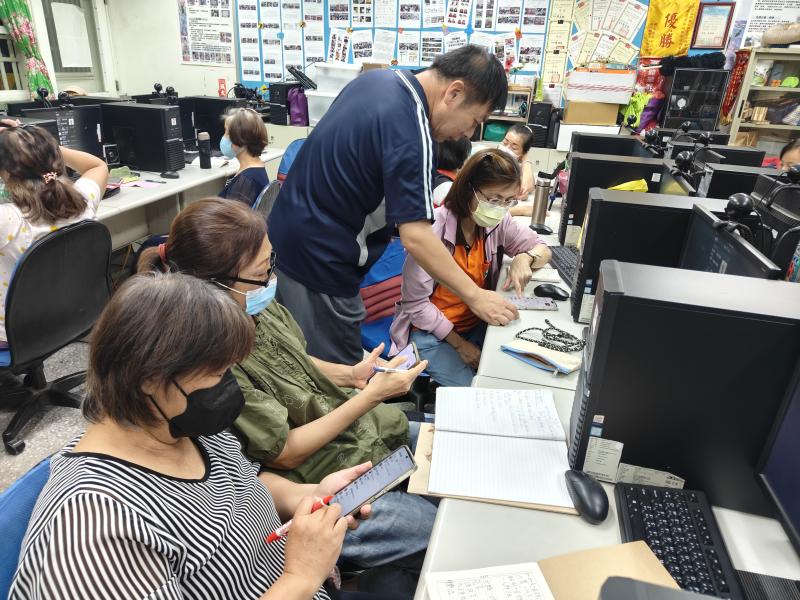 老師解決學員遇到的難題。