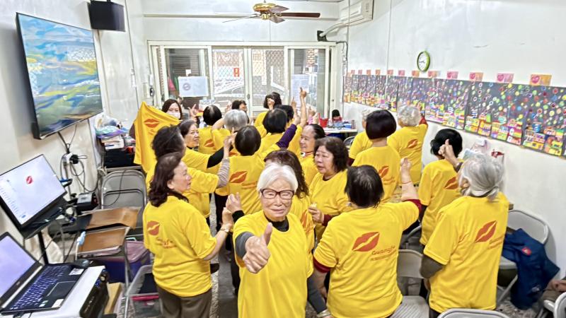 美美的光復團服自己設計自己印