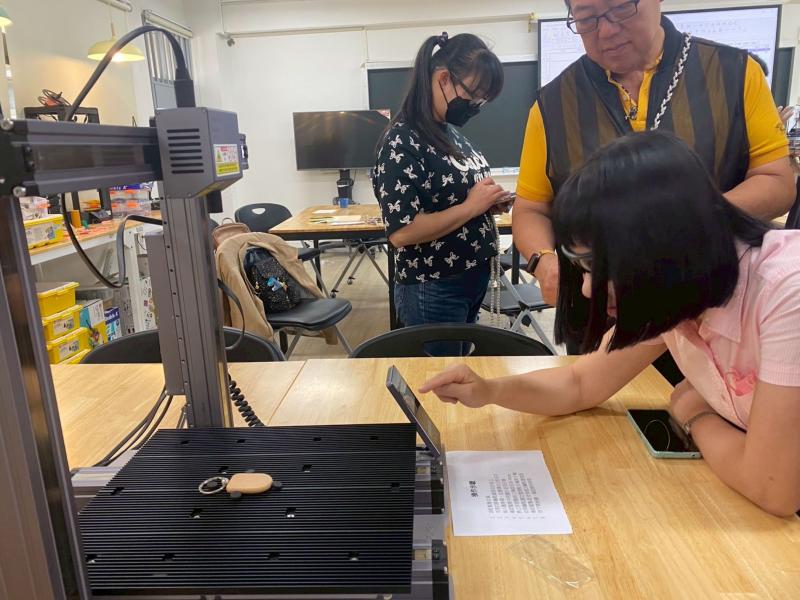 學員們帶起護目鏡，準備操作雷雕機器。