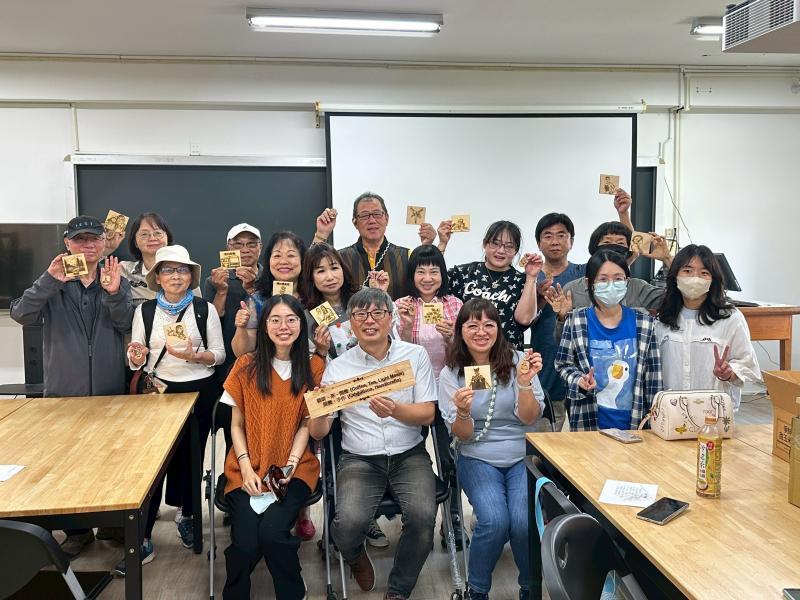 大家拿著自己的雷雕作品開心合照留念。