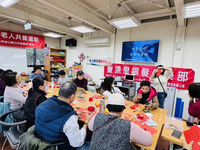 老師的指導下順利完成紅包袋