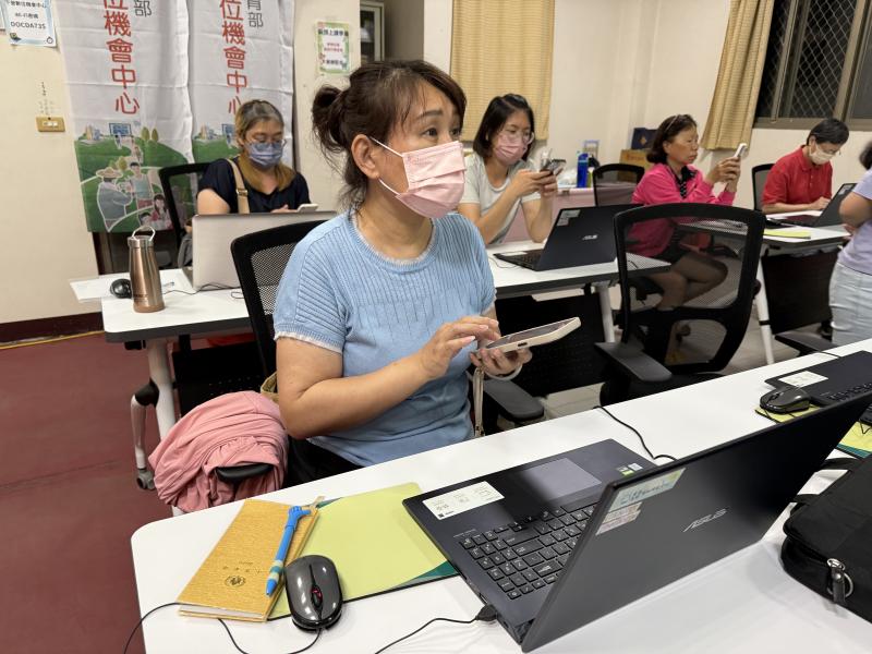 跨越科技門檻：一位新住民的數位轉變-封面照