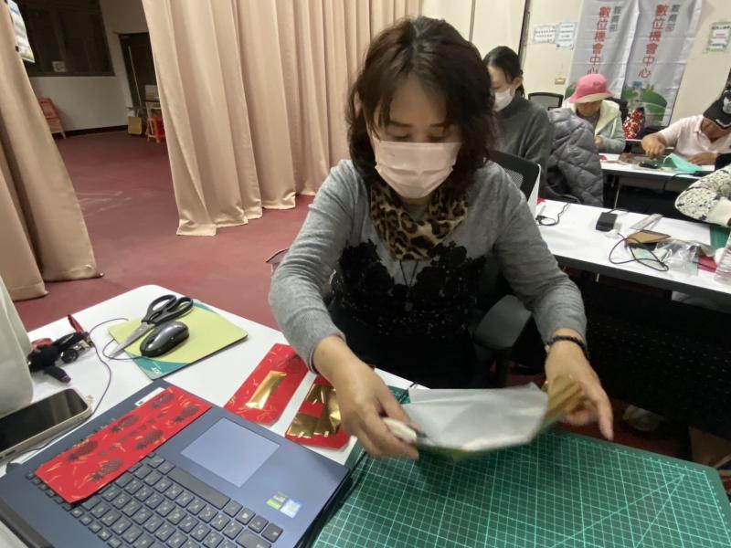 用電腦設計燙金紅包袋，覺得格外有意義