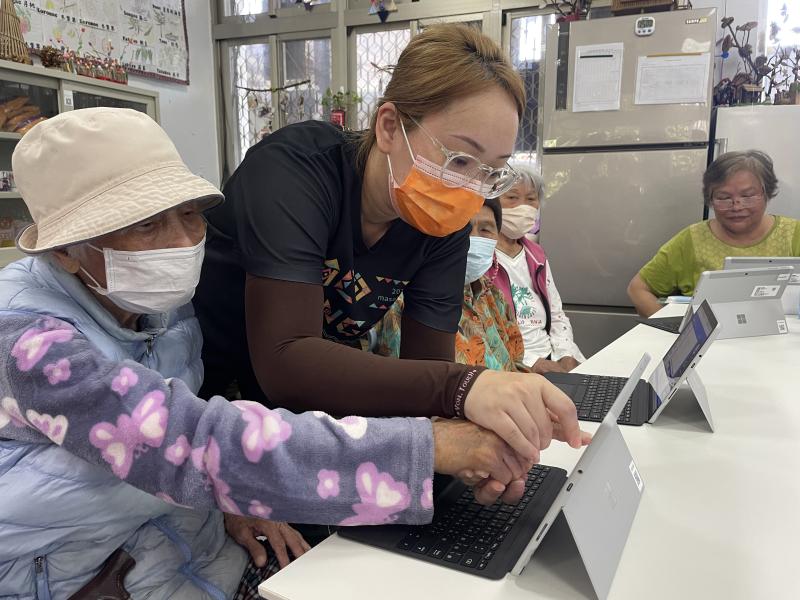 照服員協助長者情形3