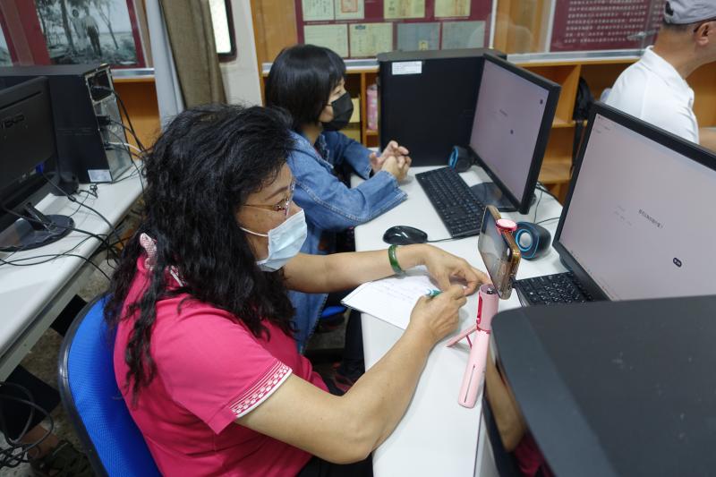 透過AI課程,學會活用AI輔助決策與創意,開啟智慧生活新視野。