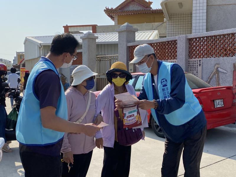 活動流程設計簡單又實用，民眾只需完成三步驟：下載APP、申請並綁定雲端發票，最後秀出專屬條碼，即可獲得精美小禮物一份，實用與趣味兼具。
現場由輔導團隊與DOC夥伴主動與民眾互動，耐心解說電子發票的便利性與使用方式，透過實際引導民眾操作APP、開啟條碼等過程，觀察並理解其手機使用習慣與數位熟悉度，進一步掌握他們的學習需求，為未來量身打造更貼近生活的數位課程提供寶貴參考依據。

「數位行動諮詢服務」不僅成功提升了數位諮詢服務的識別度與曝光度，更重要的是，它打破了教室的限制，讓數位服務走入社區、走近生活，為民眾提供實際而即時的數位協助，更為DOC與在地居民間建立起長久且友善的學習橋樑。將持續走進鄉里，將更多元且實用的數位服務帶到民眾身邊，在數位轉型路上陪伴大家，開啟更多的數位學習大門。