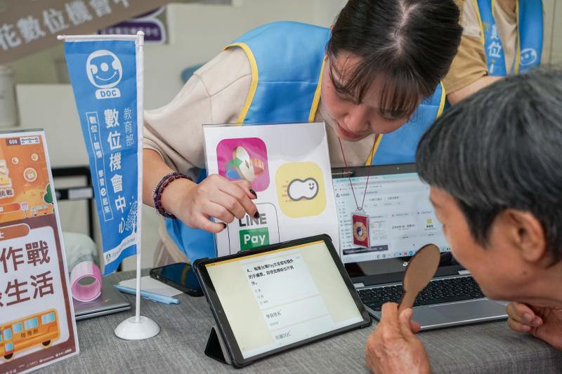 同時，宜花團隊也持續將年度新資訊與活動規劃帶至各地，並且製作了許多數位應用相關的資訊懶大補帖，協助執行人員在深入各DOC據點執行櫃檯示範性活動時，可以有精簡又實用的資源可以使用。透過實地操作與互動展示，不僅協助DOC人員熟悉行動諮詢服務的流程與工具，更能實際觀察並回應民眾在使用過程中的疑問與需求，強化服務效能，提升數位知能推廣的廣度與深度，進而促進在地民眾對行動數位服務的接受度與參與度。