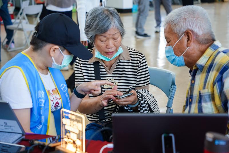 從稻田到手機，智慧農夫的數位轉身-封面照