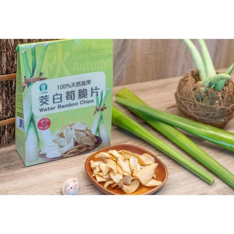 三芝擁有得天獨厚的地理與氣候條件，東面山巒、西臨大海，雨量充沛、土壤濕潤，加上完善的灌溉系統，造就了茭白筍理想的生長環境。這裡出產的茭白筍白嫩飽滿、水分十足，筍肉細緻、纖維少、口感脆甜，被譽為「北台灣最優質茭白筍產區」之一。