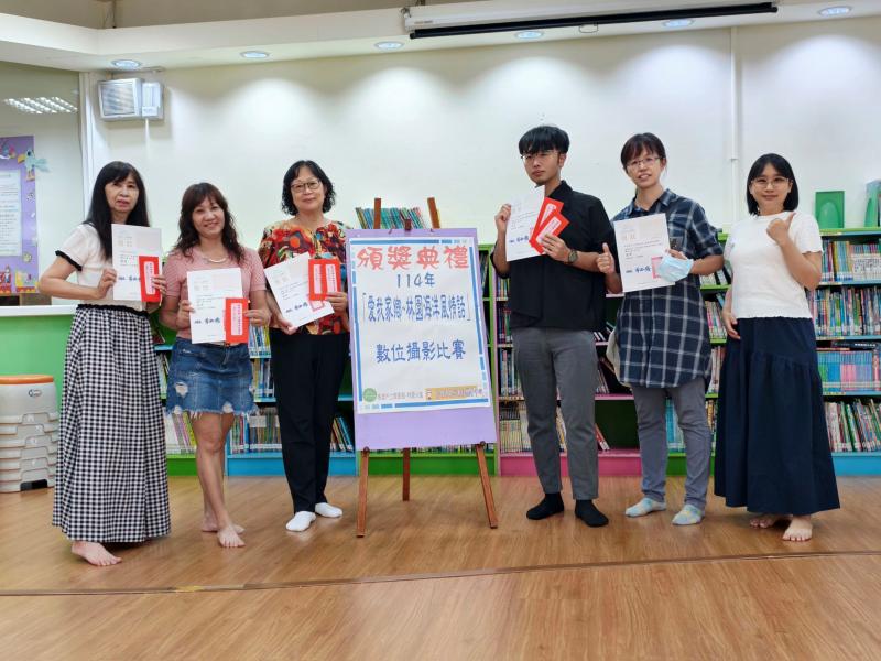 得獎人與林園圖書館主任陳映竹合照。