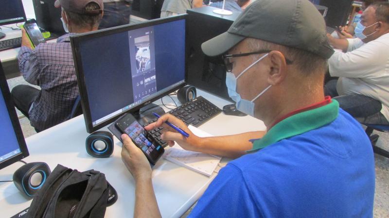 高齡學員參與手機剪輯課程,現學現用快速上手,增強操作信心,學習成果豐碩,樂於持續實作與應用。