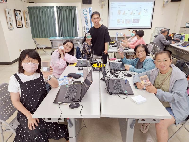 課堂上完成作品，開心與講師同學們合影。