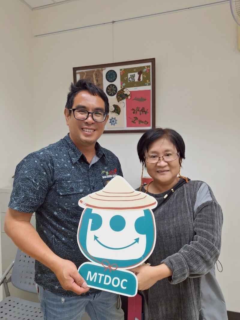 開心與手機攝影秋雄講師合影留念。