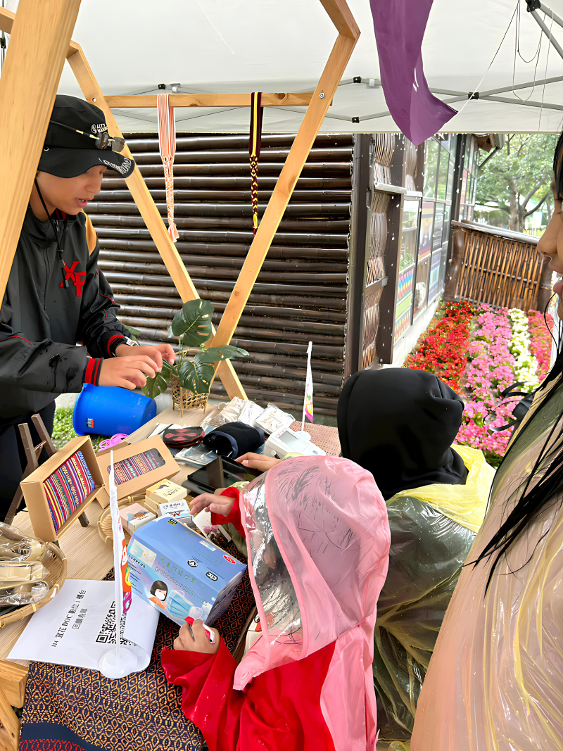 執行秘書向小朋友介紹數位抽獎機制