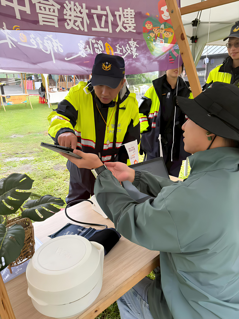 執行秘書向警察介紹數位健康APP