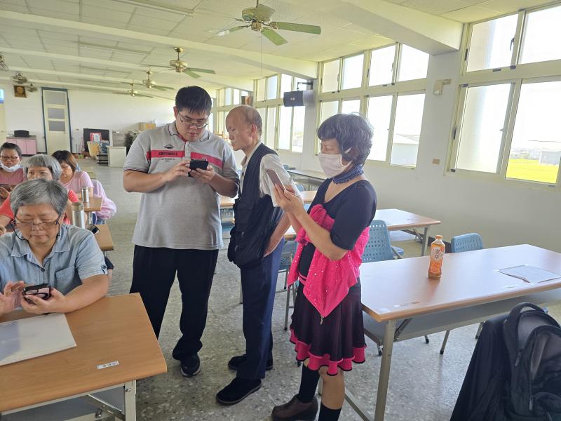 草屯DOC的課程不僅讓我學會了數位技能，更讓我在學習中找到了快樂與自信。