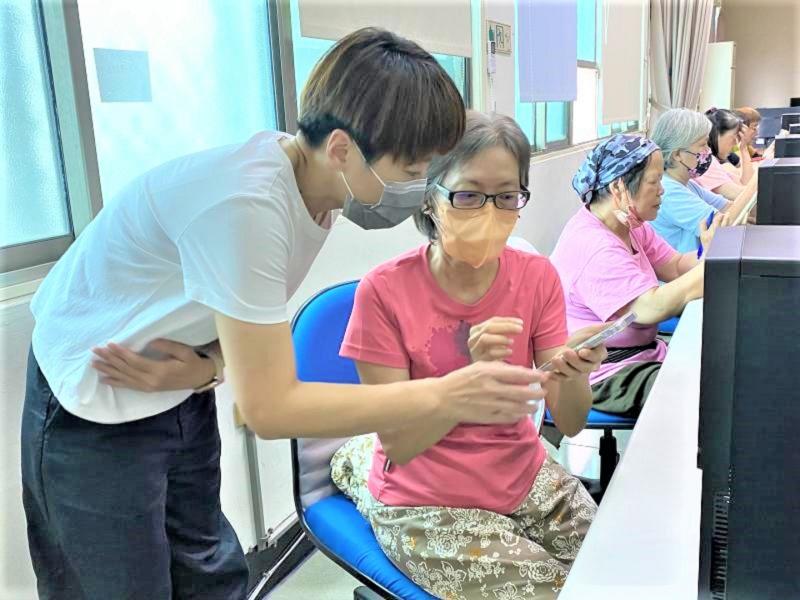 最令我印象深刻的是一門結合ChatGPT與影音製作的課程。我們分組演出劇情短片,原本以為編劇需要專業與大量時間,沒想到透過ChatGPT輸入關鍵字,就能快速產出劇本,搭配團隊合作與剪輯軟體,順利完成了一部具可看性的影片。這次經驗讓我體會到A