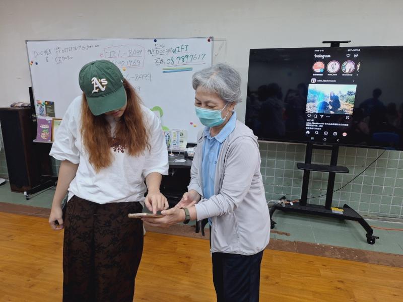 直到我來到潮州Doc,我就知道,自己找對地方了。這裡不僅課程多元,還提供了豐富的多媒體學習資源。每堂課老師都會親自操作示範,讓原本看似困難的數位技能,變得容易上手、趣味十足。更重要的是,透過學習我認識了一群志同道合的朋友,我們一起討論問題、